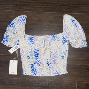 Fitted cropped top with slight puff sleeve